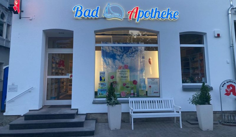 Apothekenaußenfassade in der Dämmerung
